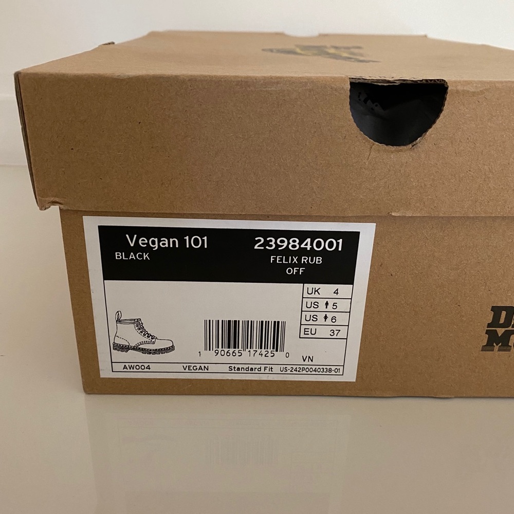 De.Martens vegan leather boot - Picture 1 of 6